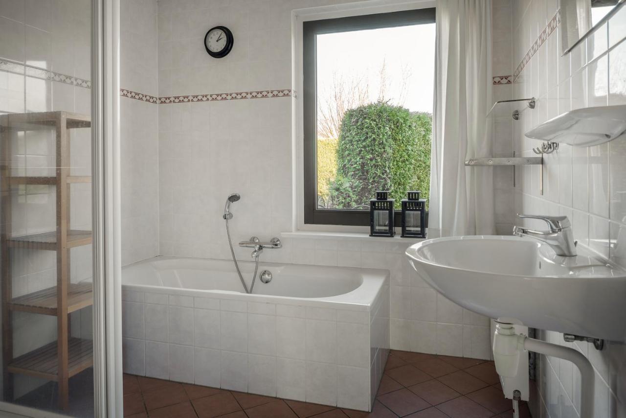 Willa Wellnesshuis Met Hottub, Ligbad En Grote Tuin Tzummarum Zewnętrze zdjęcie