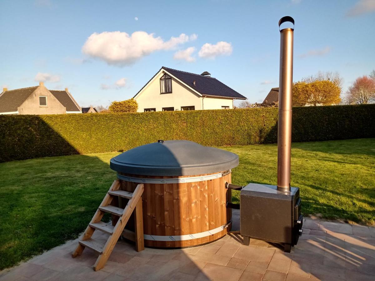Willa Wellnesshuis Met Hottub, Ligbad En Grote Tuin Tzummarum Zewnętrze zdjęcie